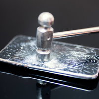 ハンマーで叩き割られたスマートフォンの写真