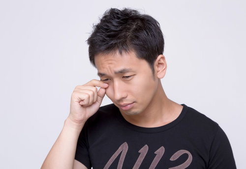 涙がポロリ、泣く草食系男子