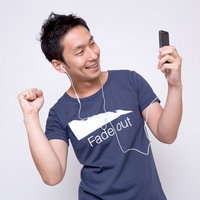 イヤホンで音楽を聴いてノリノリの男性の写真