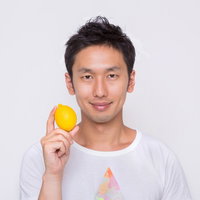 レモンを手にポーズをとる男性の写真