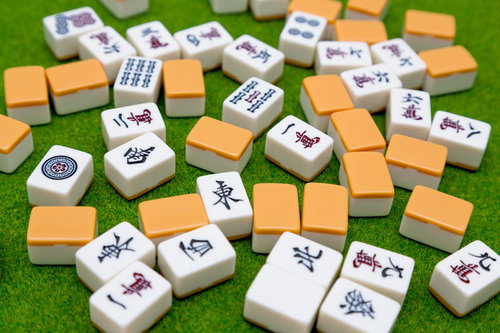 麻雀牌を両手でかき混ぜる洗牌（シーパイ）の瞬間