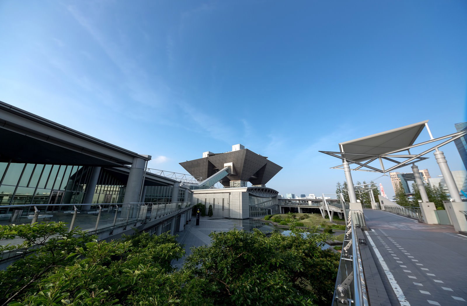 青空の下の東京ビッグサイトの外観