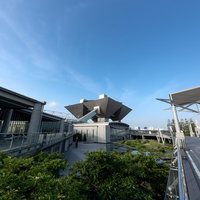 青空の下に建つ東京ビッグサイトの写真