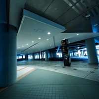 広いロータリーと逆三角形の建物が見える東京ビッグサイト前の写真