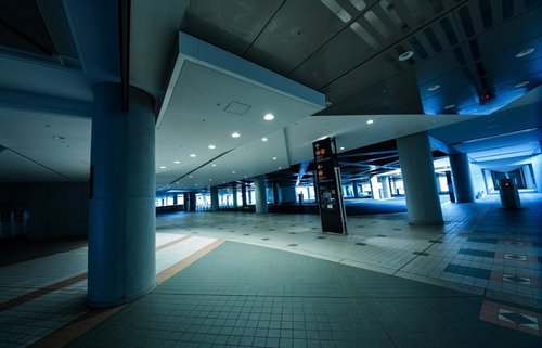 広いロータリーと逆三角形の建物が見える東京ビッグサイト前