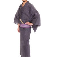 雪駄と浴衣姿の男性の全身ポートレートの写真