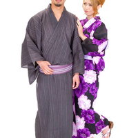 浴衣姿で並んで立つ男女のカップルの写真