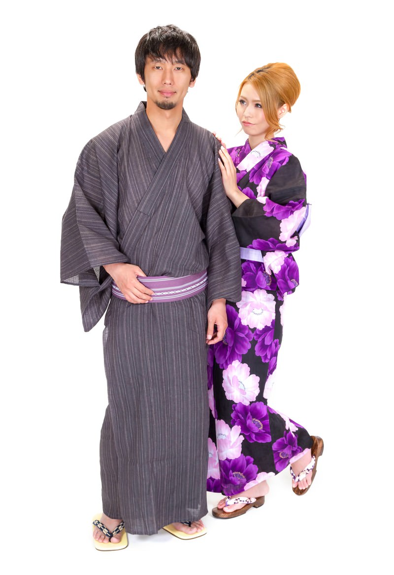 浴衣姿で並んで立つ男女のカップル［モデル：大川竜弥 吉川明奈］