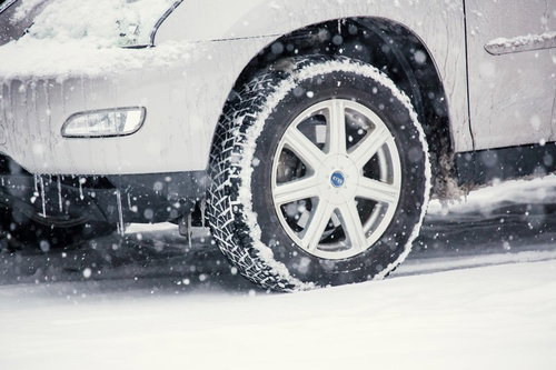 雪が積もりタイヤチェーンを巻いた車