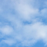 真っ青な空に薄く広がるうすい雲と爽やかな晴天の風景の写真