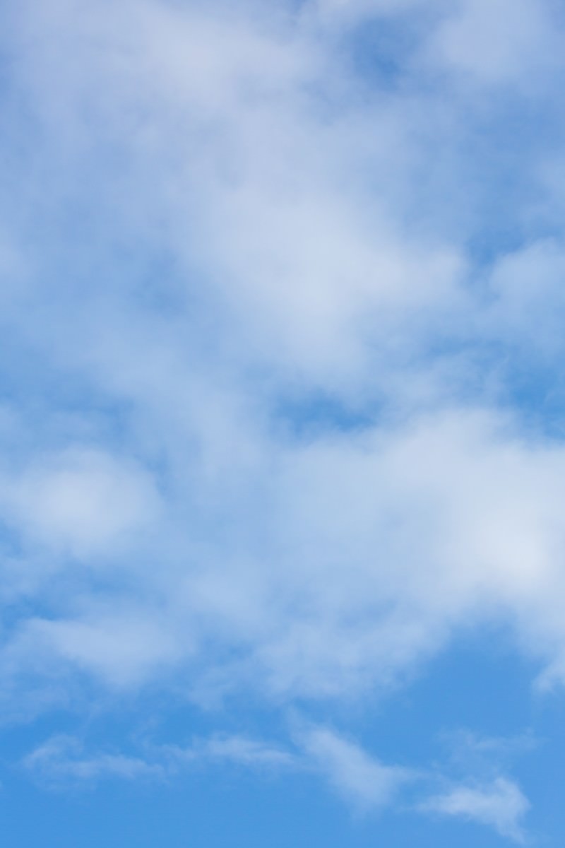 薄い白い雲が青空に淡く広がる晴天の空模様
