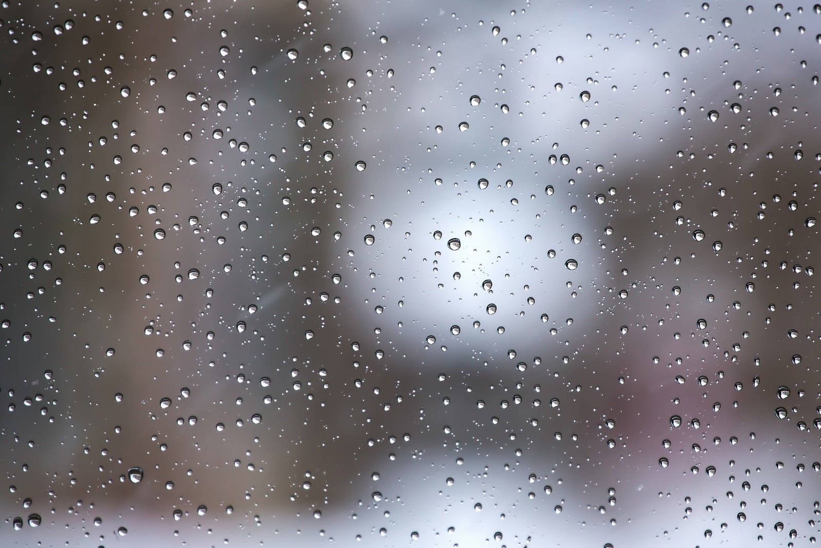 窓ガラスに付いた雨の水滴
