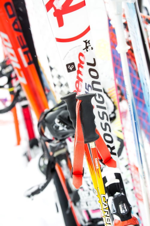 立てかけた複数のスキー板とストックのグリップ