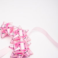 ピンク色の光沢リボン飾りの写真