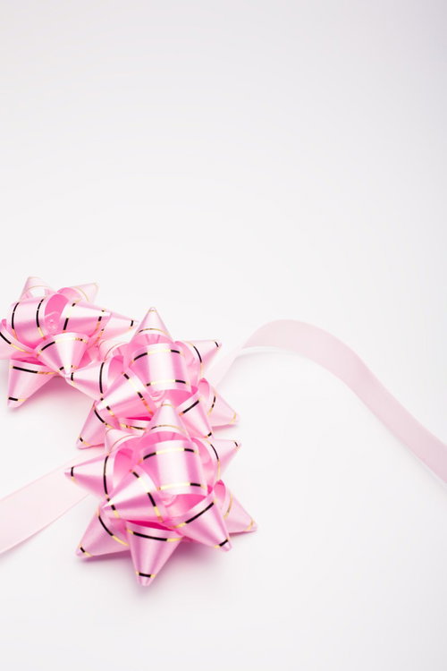 ピンク色の光沢リボン飾り