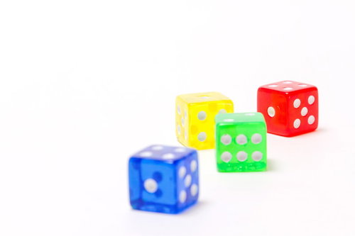 赤青緑黄の透明なカラフルサイコロ4個