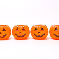 横一列に並んだハロウィンのかぼちゃ飾り4個の写真