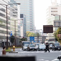 溜池山王駅前の外堀通りの信号待ち風景と都心のビル群の写真