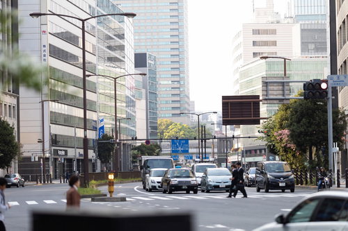 溜池山王駅前の外堀通りの信号待ち風景と都心のビル群
