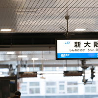 新大阪駅のホームに設置された青色の駅名標の写真