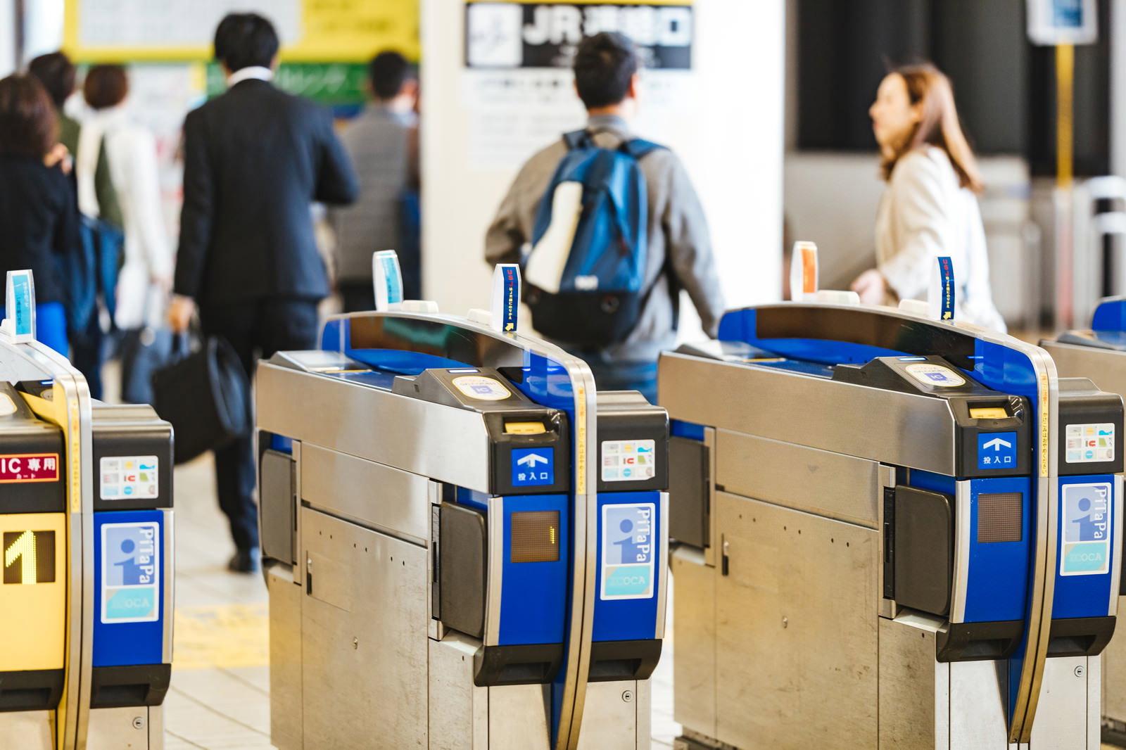関西の駅構内に設置された青と白の自動改札機