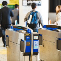 関西の駅構内に設置された青と白の自動改札機の写真