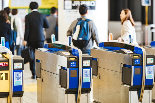 関西の駅構内に設置された青と白の自動改札機