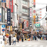 道頓堀南詰からの人混みと繁華街の街並み 大阪の昼間の賑わいの写真