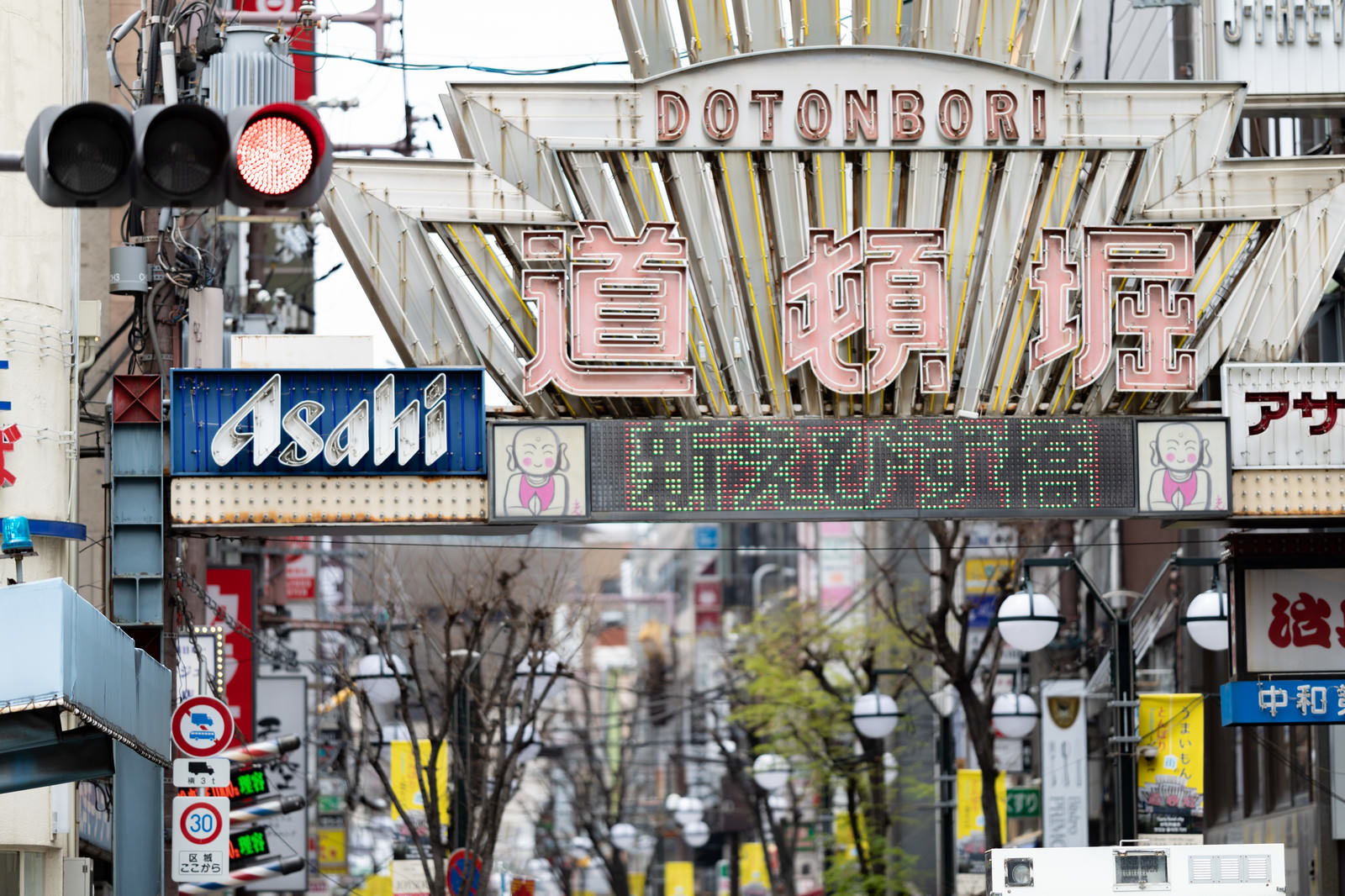 道頓堀の繁華街に立ち並ぶカラフルなネオンサインと看板群