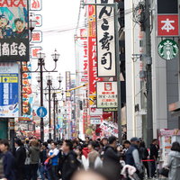人混みにぎわう大阪・道頓堀の風景の写真