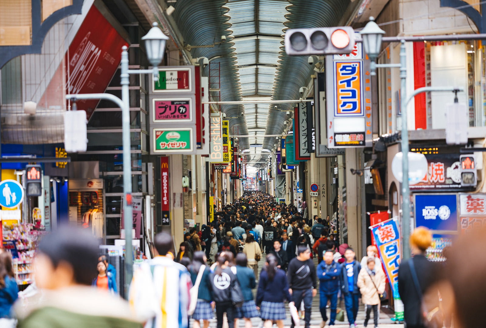 心斎橋筋商店街のアーケード内を歩く大勢の人々