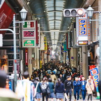 心斎橋筋商店街のアーケード内の人混みと買い物客の日常風景の写真