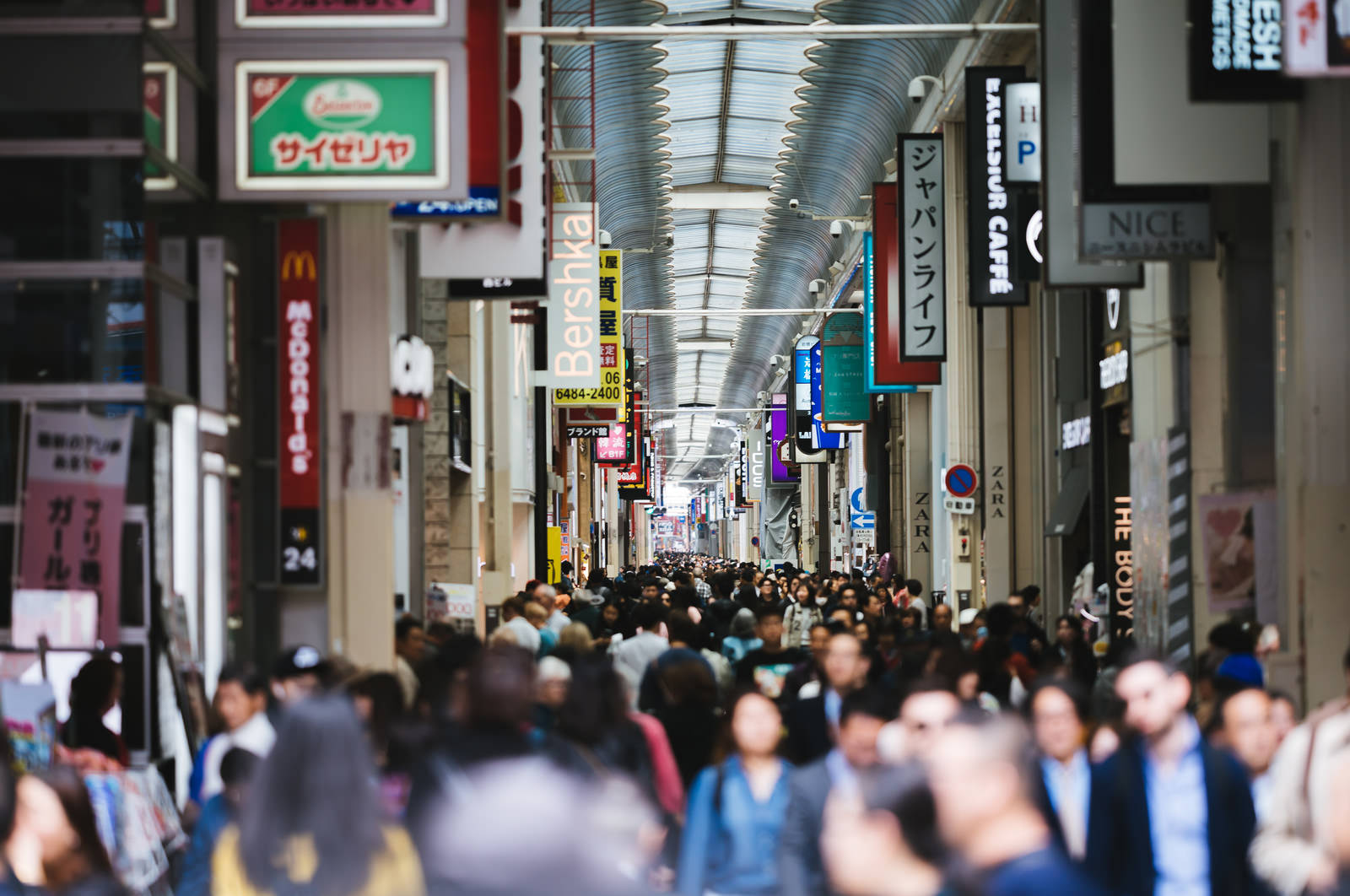 心斎橋筋商店街のアーケード内を歩く大勢の人々