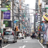 電線が複雑に張り巡らされた大阪・宗右衛門町通りの写真