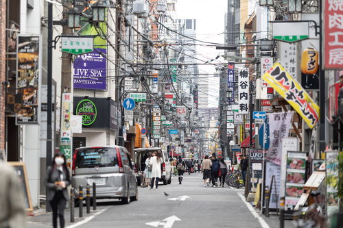 電線が複雑に張り巡らされた大阪・宗右衛門町通り
