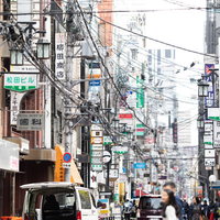 電線が張り巡らされた大阪・心斎橋の繁華街の写真