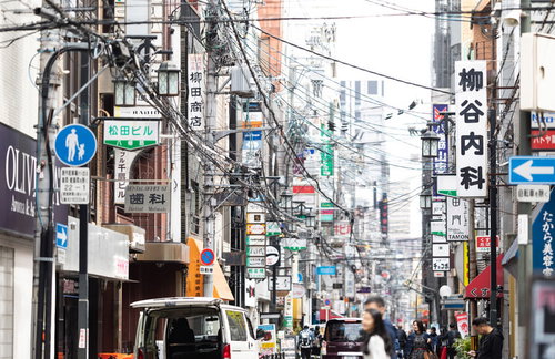電線が張り巡らされた大阪・心斎橋の繁華街