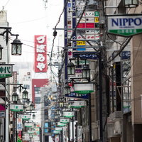心斎橋東通りの繁華街、昼間の狭い通りと密集した看板の写真