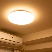 調光機能付きの暖色ライトで照らすリビングの照明の写真