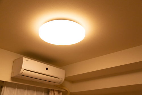 調光機能付きの暖色ライトで照らすリビングの照明