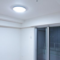 ワンルームに置かれた懐かしのファミコンの写真