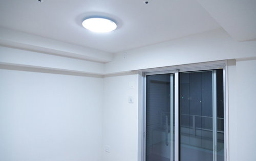 ワンルームに置かれた懐かしのファミコン