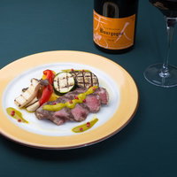 イベリコ豚とグリル野菜の赤ワイン添え俯瞰の写真