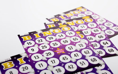 重ねた紫色のビンゴカード3枚