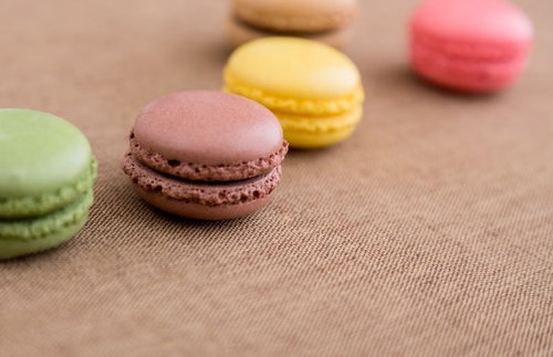 茶色い布の上に横一列に並んだマカロン