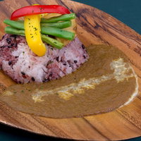 雑穀米おにぎりとカラーピーマンのカレープレートの写真