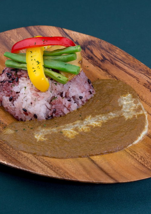 雑穀米おにぎりとカラーピーマンのカレープレート