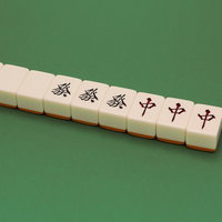 大三元の發と中が並ぶ麻雀牌の写真