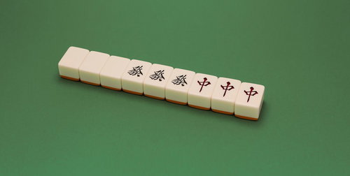 大三元の發と中が並ぶ麻雀牌