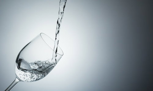 ワイングラスに注がれる水と泡の瞬間